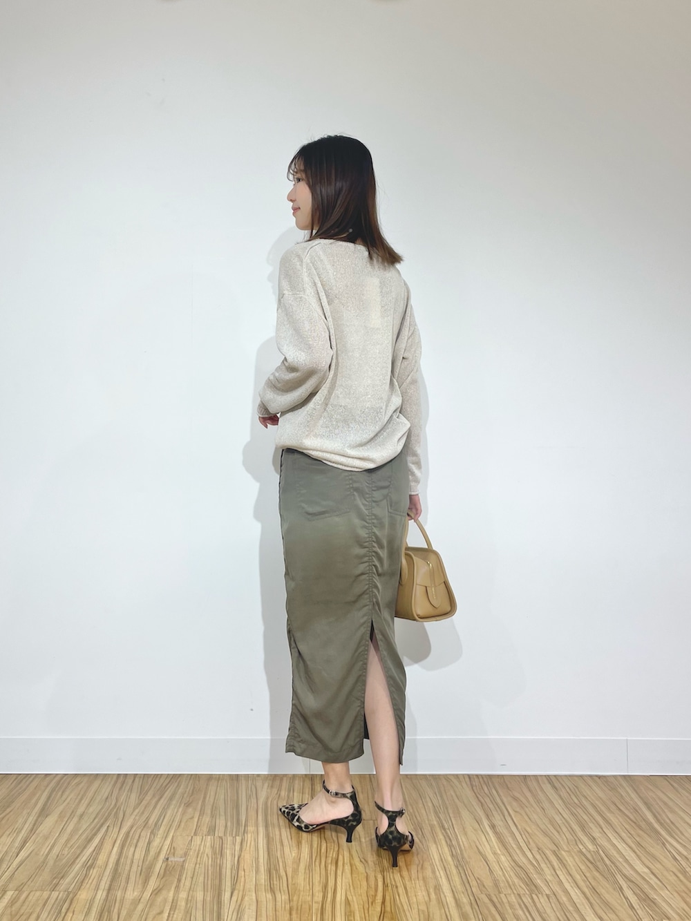 「タイトスカート、タイトスカートコーデ、メッシュ、メッシュニット、メッシュトップス、夏、夏コーデ、春、春コーデ、春夏コーデ、カジュアルコーデ、カジュアル」｜「Whim Gazetteのリネンメッシュプルオーバー（シャツ/ブラウス、ベージュ系）」を使った、wgmasagoさん（レディース・166cm）の春コーディネートの3枚目の写真
