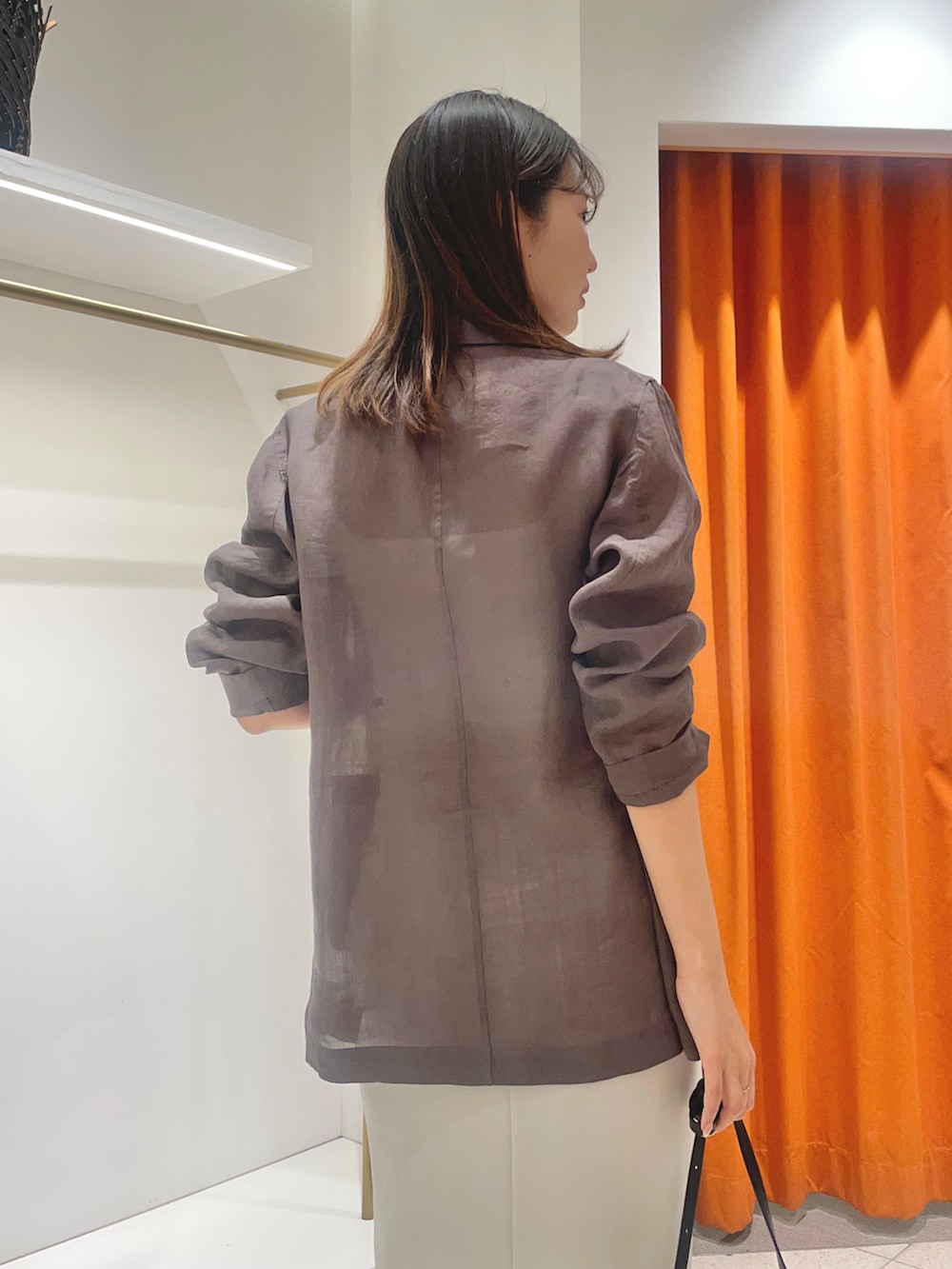 「タイトスカート、タイトスカートコーデ、ジャケット、ジャケットスタイル、ジャケットコーデ、ジャケット 、リネン、リネンシャツ、リネンジャケット」｜「Whim Gazetteのラミーダブルジャケット（テーラードジャケット、グレー系）」を使った、wgmasagoさん（レディース・166cm）の春コーディネートの4枚目の写真