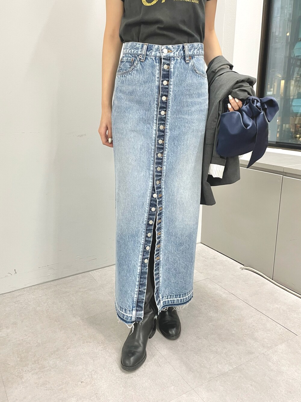 「綺麗め、綺麗めコーデ、綺麗めカジュアル、綺麗めスタイル、デニムスカート、デニムスカート 、デニムスカートコーデ、Tシャツ、Tシャツコーデ」｜「THE PAUSEの【THE PAUSE】Lemon Tシャツ（Tシャツ/カットソー、グレー系）」を使った、wgmasagoさん（レディース・166cm）の春コーディネートの7枚目の写真