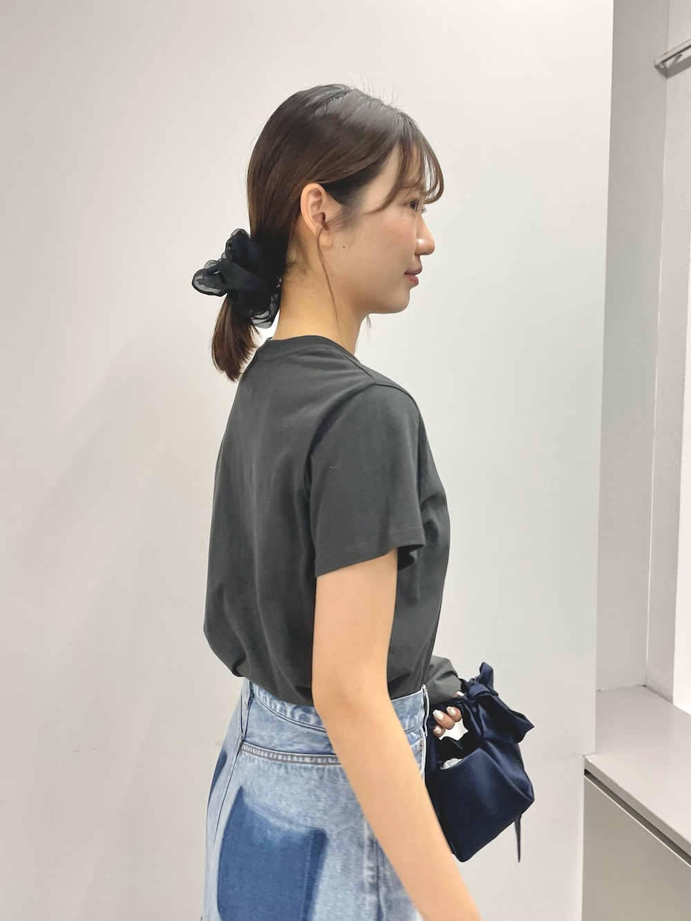 「綺麗め、綺麗めコーデ、綺麗めカジュアル、綺麗めスタイル、デニムスカート、デニムスカート 、デニムスカートコーデ、Tシャツ、Tシャツコーデ」｜「THE PAUSEの【THE PAUSE】Lemon Tシャツ（Tシャツ/カットソー、グレー系）」を使った、wgmasagoさん（レディース・166cm）の春コーディネートの5枚目の写真