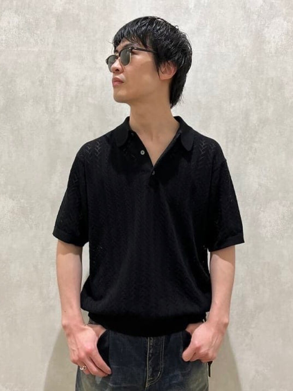 ブラック系のポロシャツ、ブラック系のタンクトップ、ブラウン系のサングラスを着用したメンズの夏コーディネートの4枚目の写真