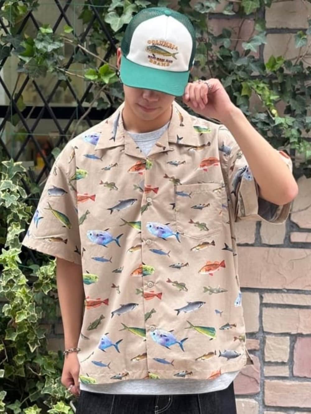 ベージュ系のシャツ/ブラウス、グレー系のTシャツ/カットソー、グリーン系のキャップを着用したメンズの夏コーディネートの2枚目の写真