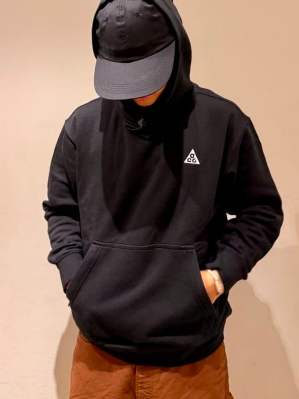 ブラック系のブルゾン、ブラウン系のその他パンツ、ブラック系のスウェットを着用したメンズの秋コーディネートの5枚目の写真