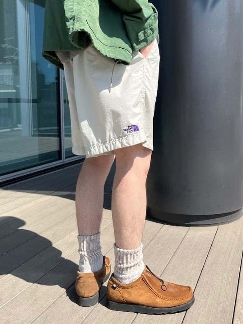 グリーン系のTシャツ/カットソー、ベージュ系のハットを着用したメンズの春コーディネートの5枚目の写真