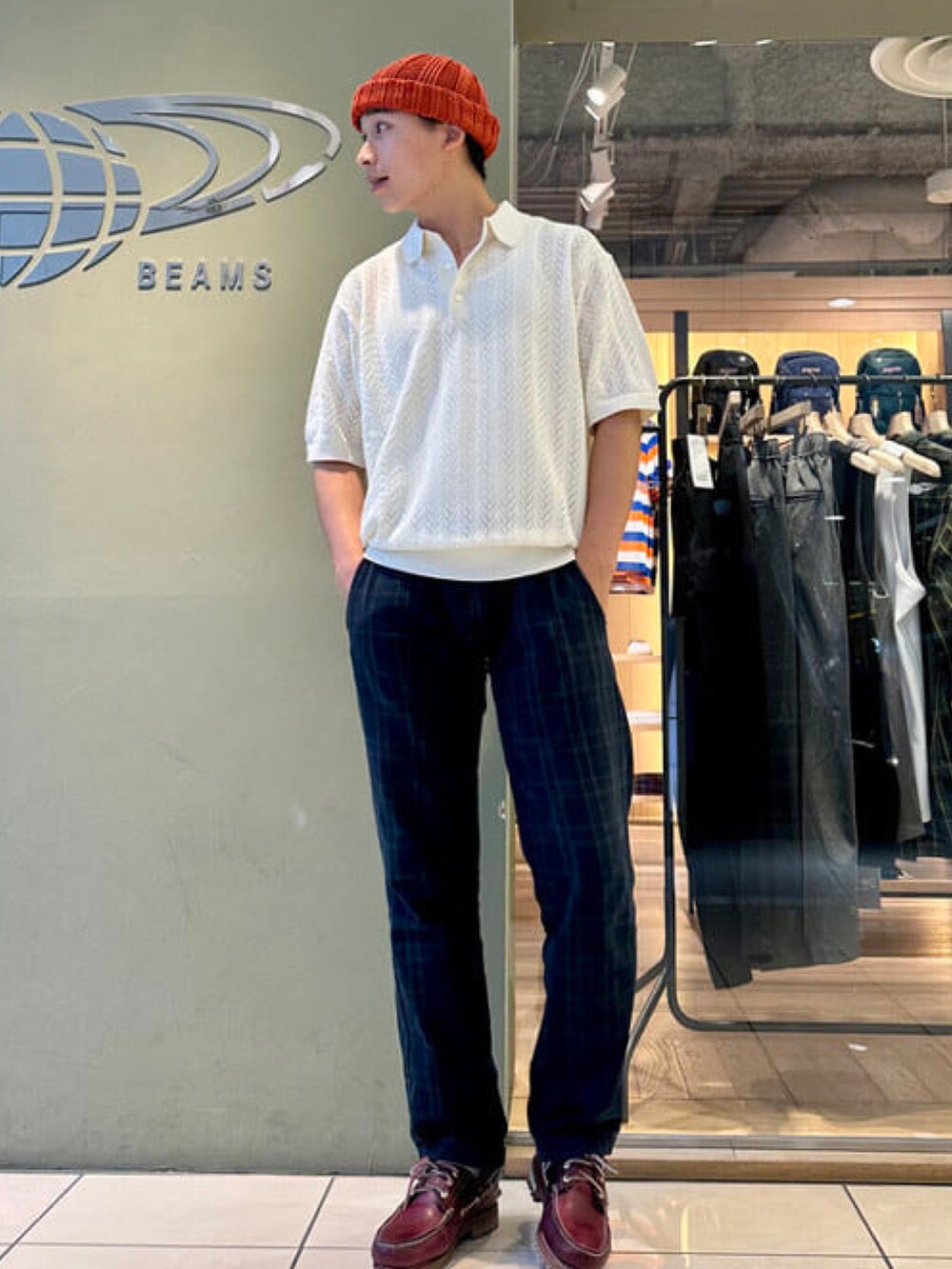 ホワイト系のポロシャツを着用したメンズの夏コーディネートの2枚目の写真