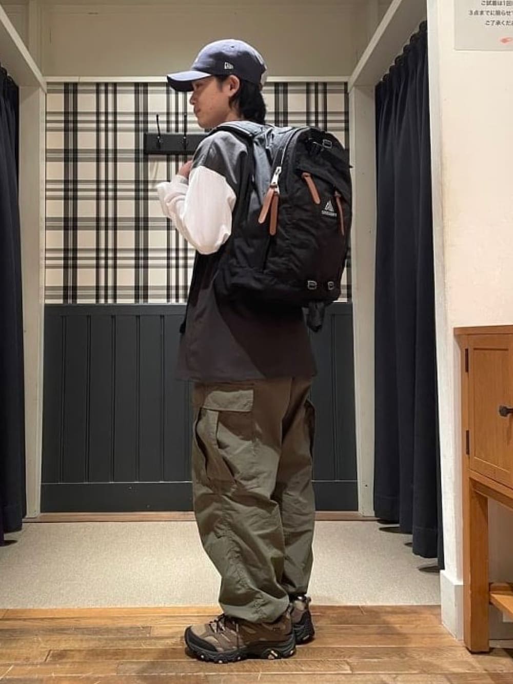 ブラック系のTシャツ/カットソー、グリーン系のカーゴパンツ、グリーン系のスニーカーを着用したメンズの春コーディネートの3枚目の写真