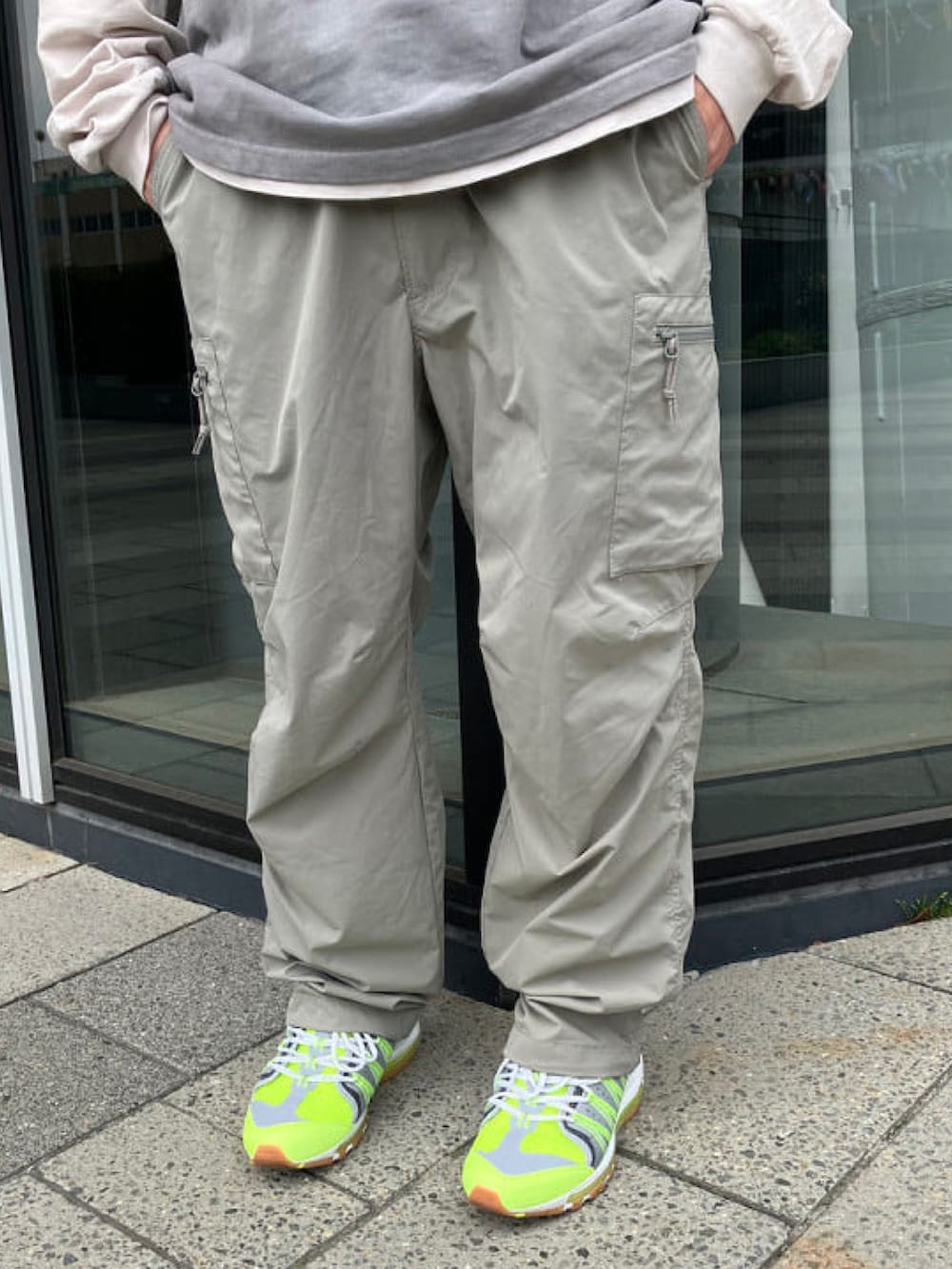 グレー系のTシャツ/カットソー、グリーン系のその他パンツを着用したメンズの春コーディネートの4枚目の写真