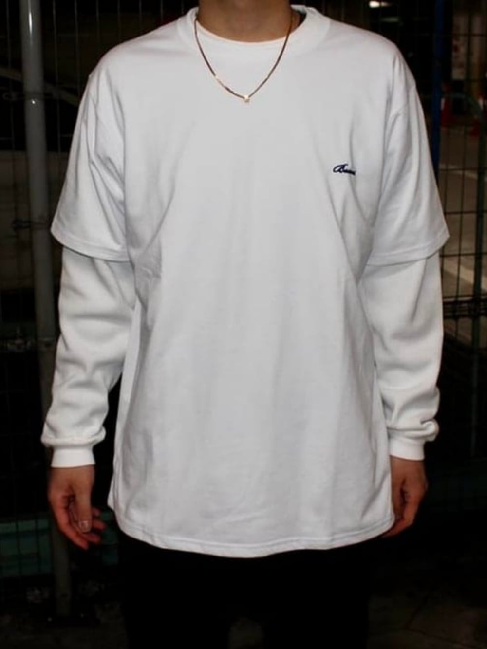 ブラック系のデニムパンツ、ホワイト系のTシャツ/カットソーを着用したメンズの夏コーディネートの3枚目の写真