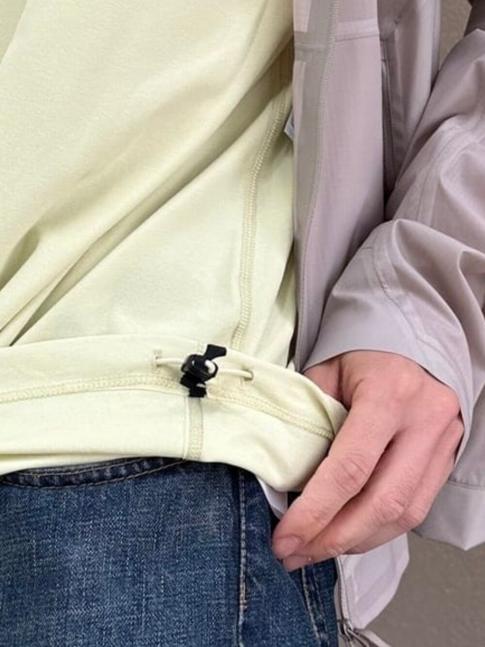 イエロー系のTシャツ/カットソーを着用したメンズの春コーディネートの4枚目の写真