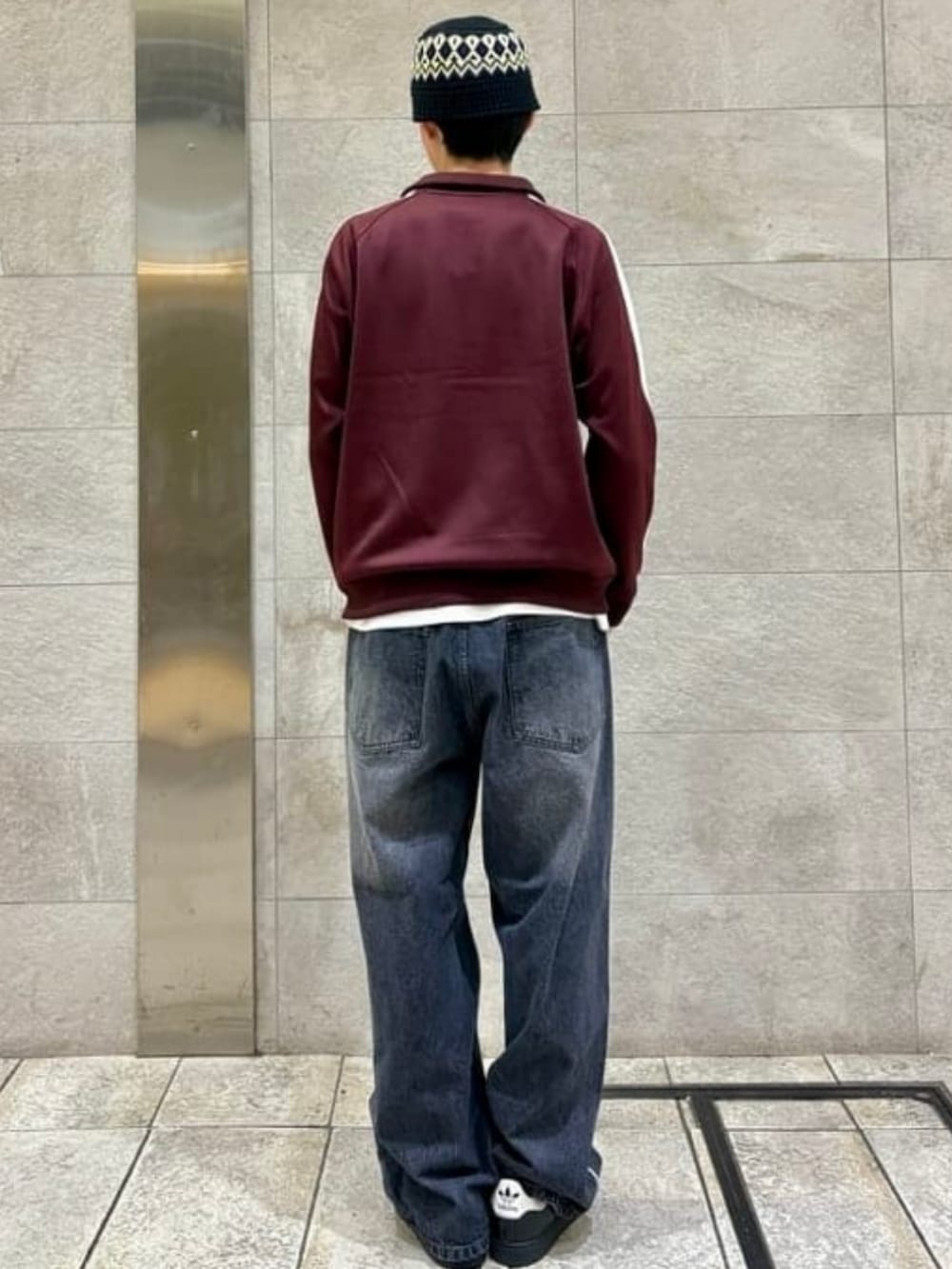 レッド系のジャージ、ブラック系のその他パンツ、ホワイト系のTシャツ/カットソーを着用したメンズの夏コーディネートの2枚目の写真