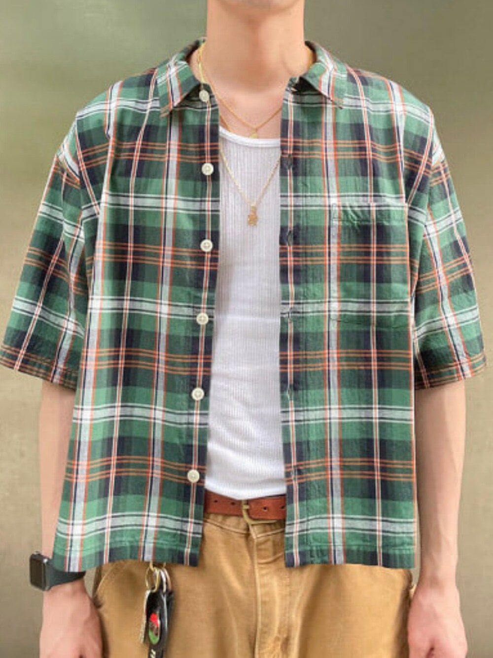 グリーン系のシャツ/ブラウスを着用したメンズの夏コーディネートの2枚目の写真