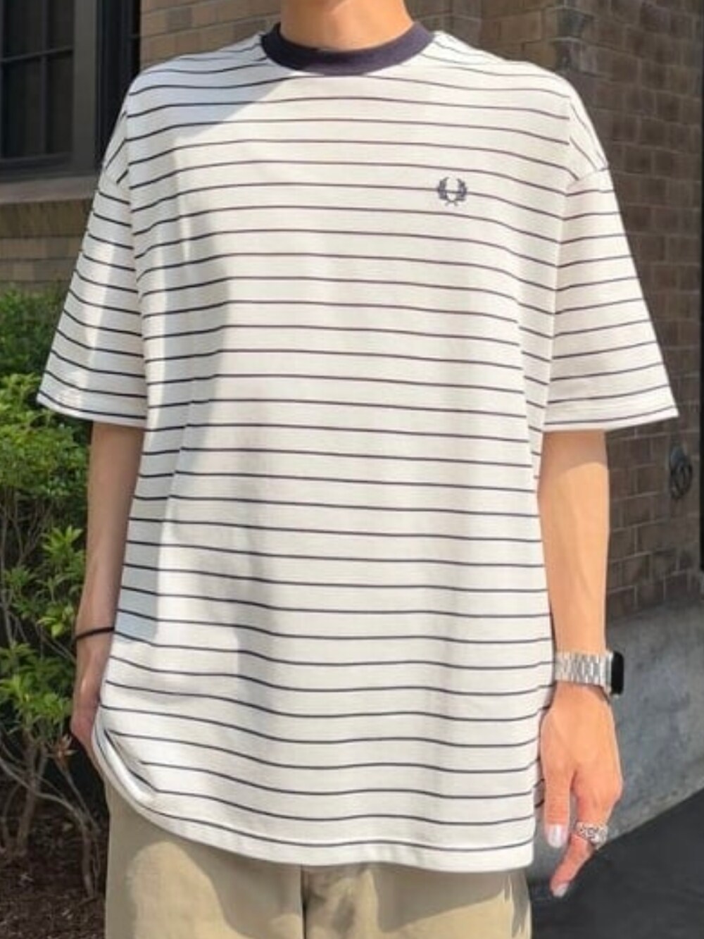 ホワイト系のTシャツ/カットソーを着用したメンズの夏コーディネートの2枚目の写真