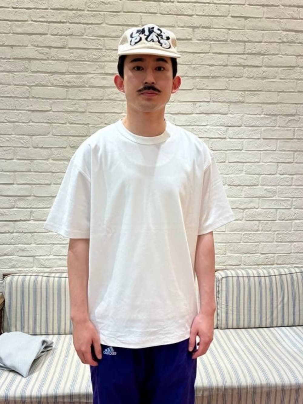 ブルー系のシャツ/ブラウス、ホワイト系のTシャツ/カットソーを着用したメンズの夏コーディネートの3枚目の写真