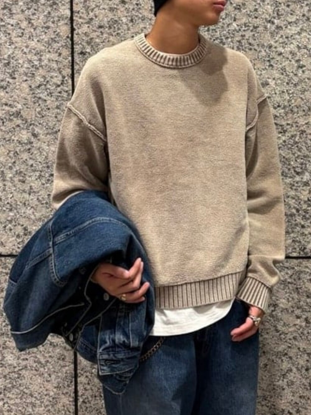 ベージュ系のニット/セーターを着用したメンズの秋コーディネートの2枚目の写真