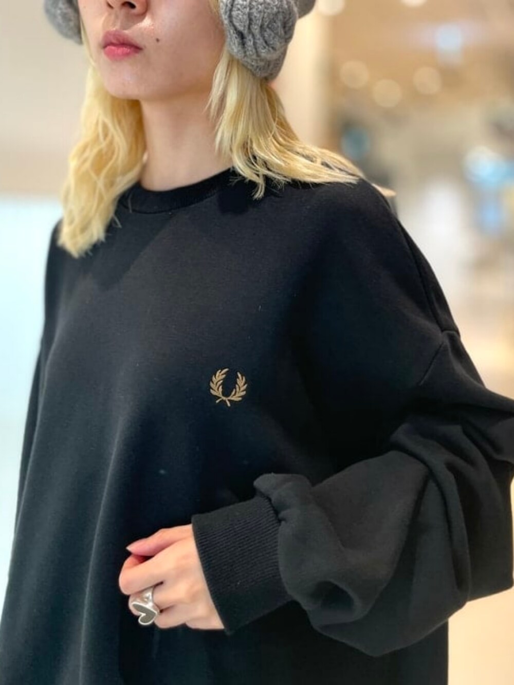 ブラック系のスウェットを着用したメンズの秋コーディネートの3枚目の写真