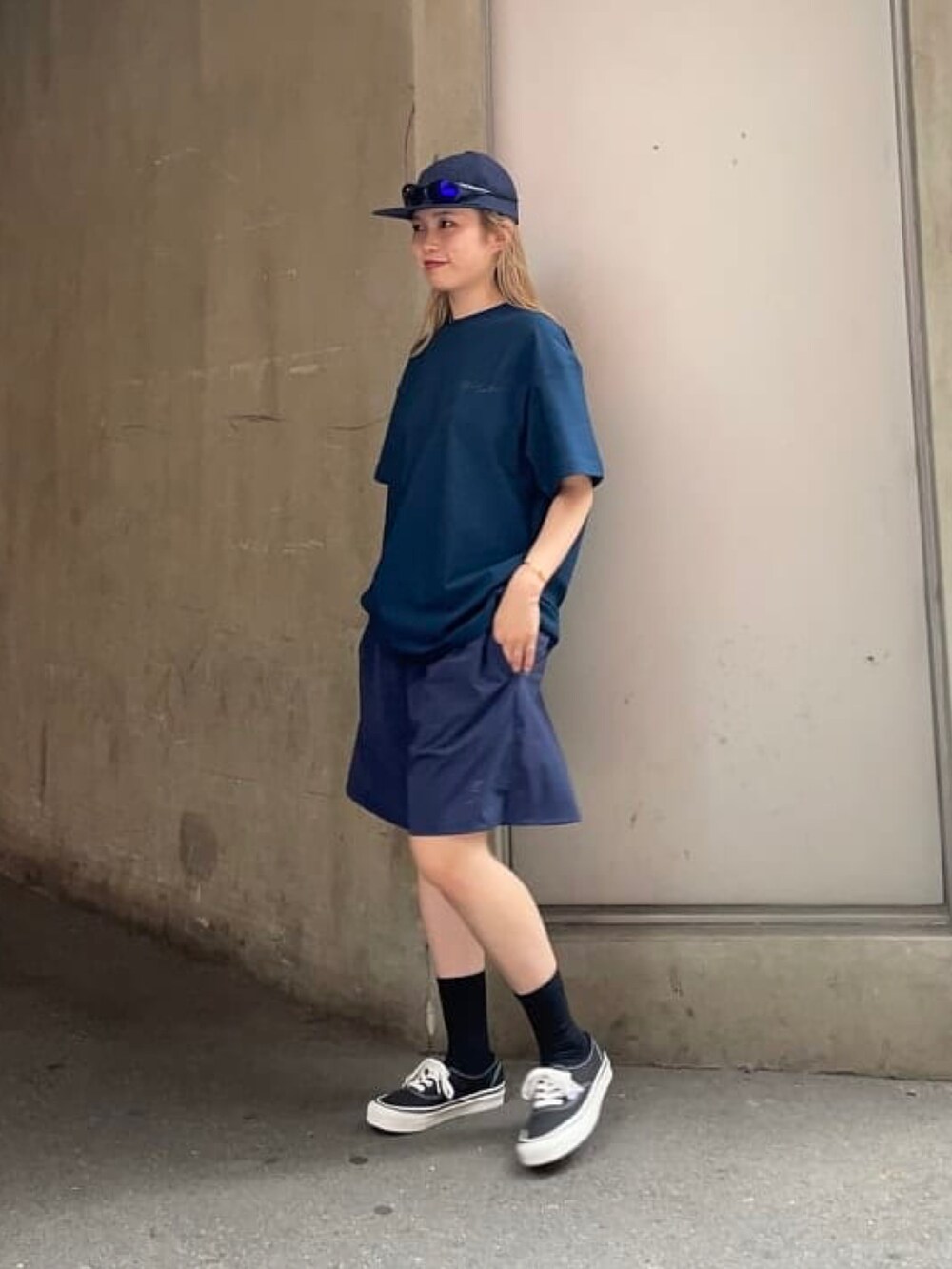 ブルー系のTシャツ/カットソー、ブルー系のその他パンツ、ブルー系のキャップを着用したメンズの夏コーディネートの2枚目の写真