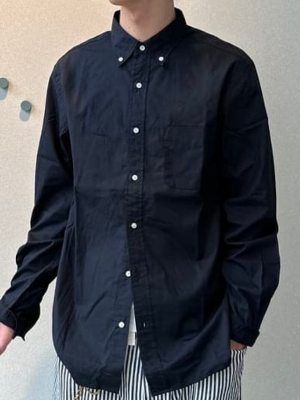 ブラック系のスニーカー、ブルー系のシャツ/ブラウスを着用したメンズの春コーディネートの2枚目の写真