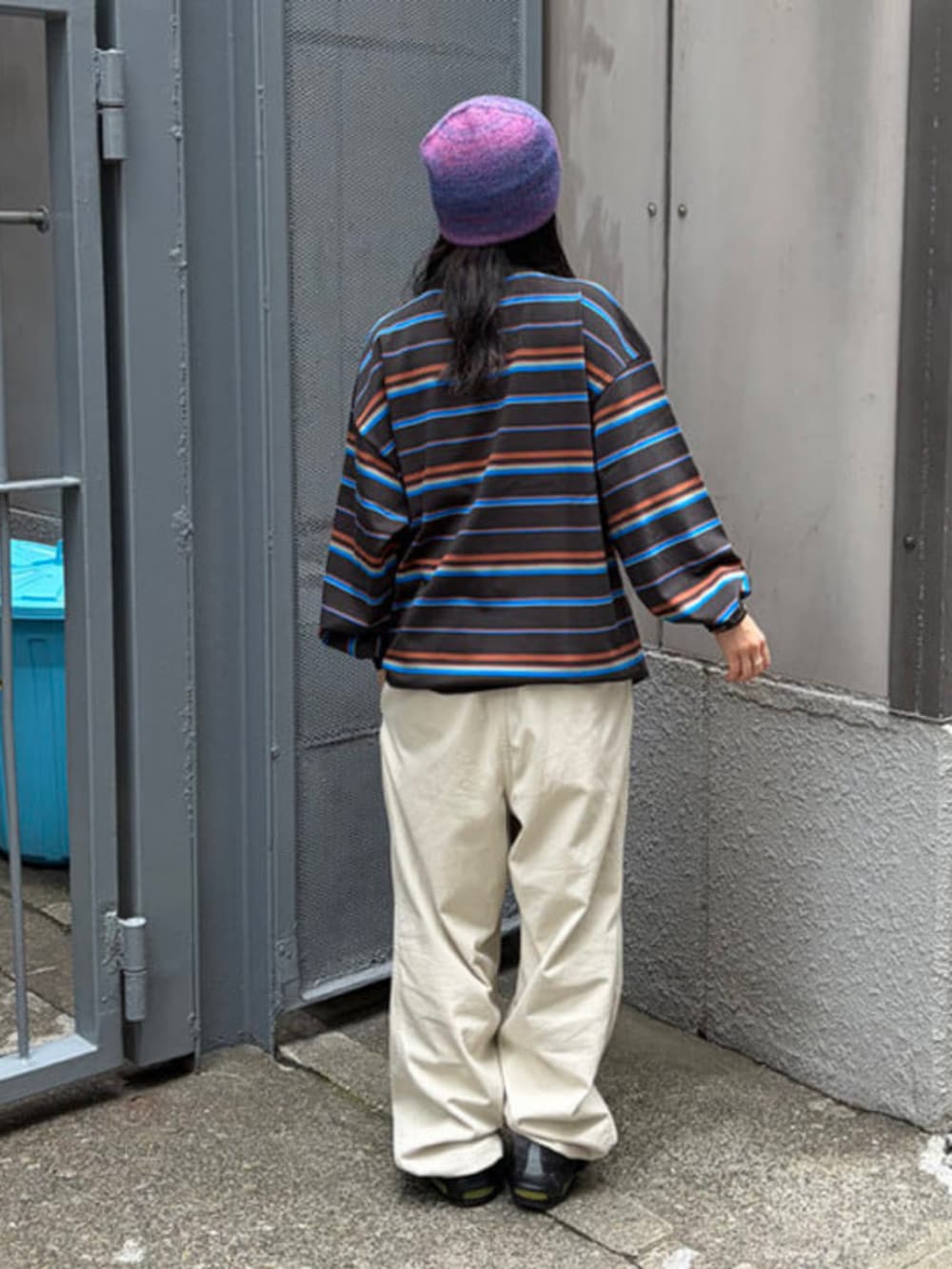 ホワイト系のその他パンツ、ブラック系のTシャツ/カットソー、パープル系のハットを着用したレディースの秋コーディネートの4枚目の写真