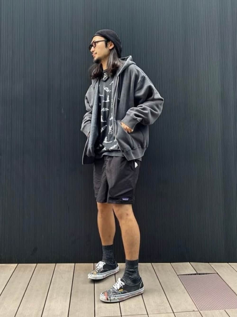 ブラック系のパーカーを着用したメンズの夏コーディネートの2枚目の写真