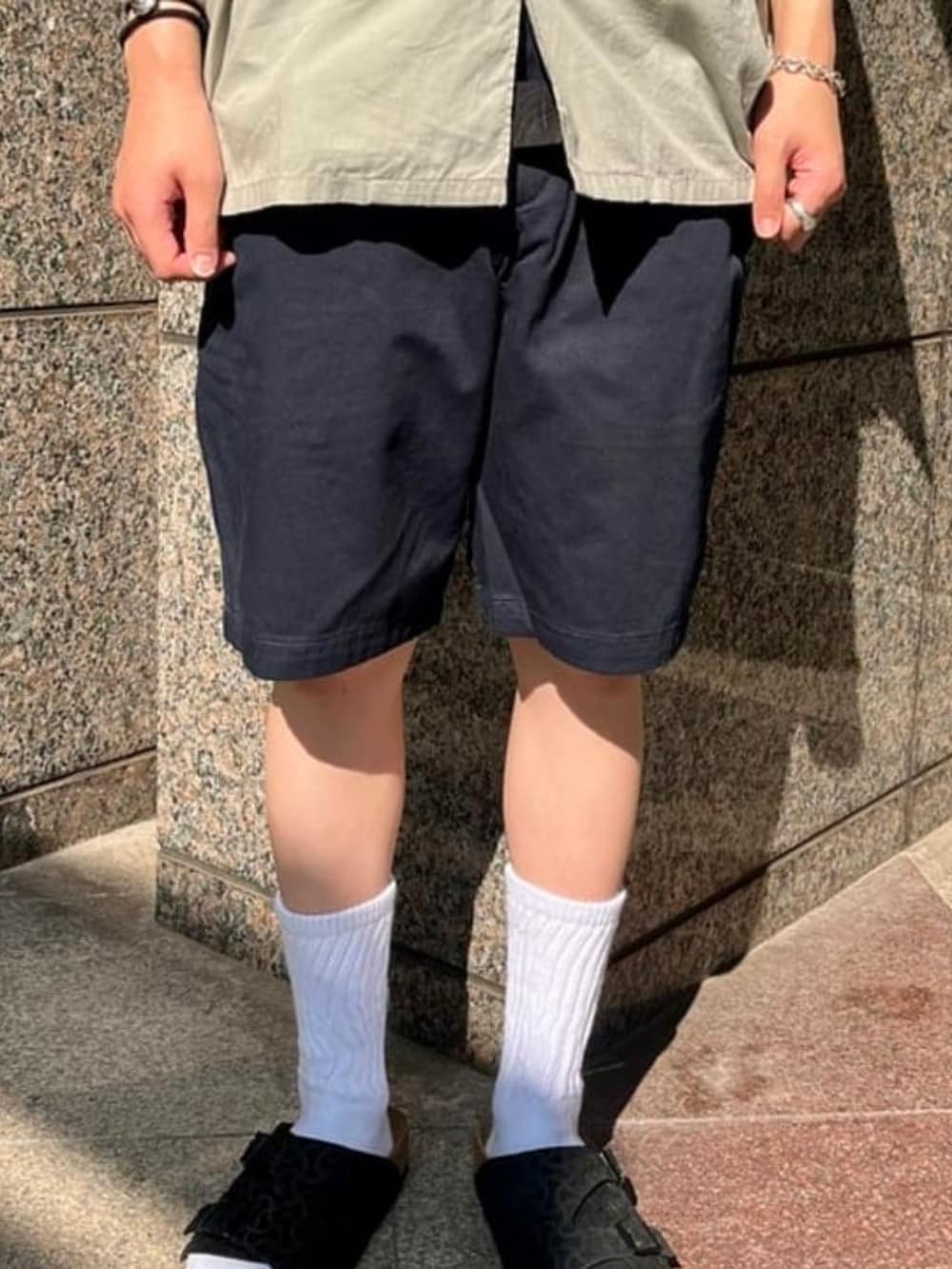 ベージュ系のシャツ/ブラウス、ブルー系のその他パンツ、ブラック系のサンダルを着用したメンズの夏コーディネートの4枚目の写真