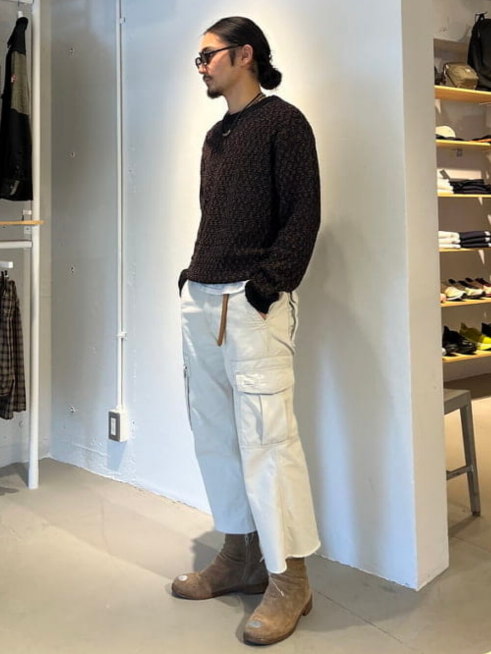 ブラウン系のニット/セーターを着用したメンズの冬コーディネートの2枚目の写真