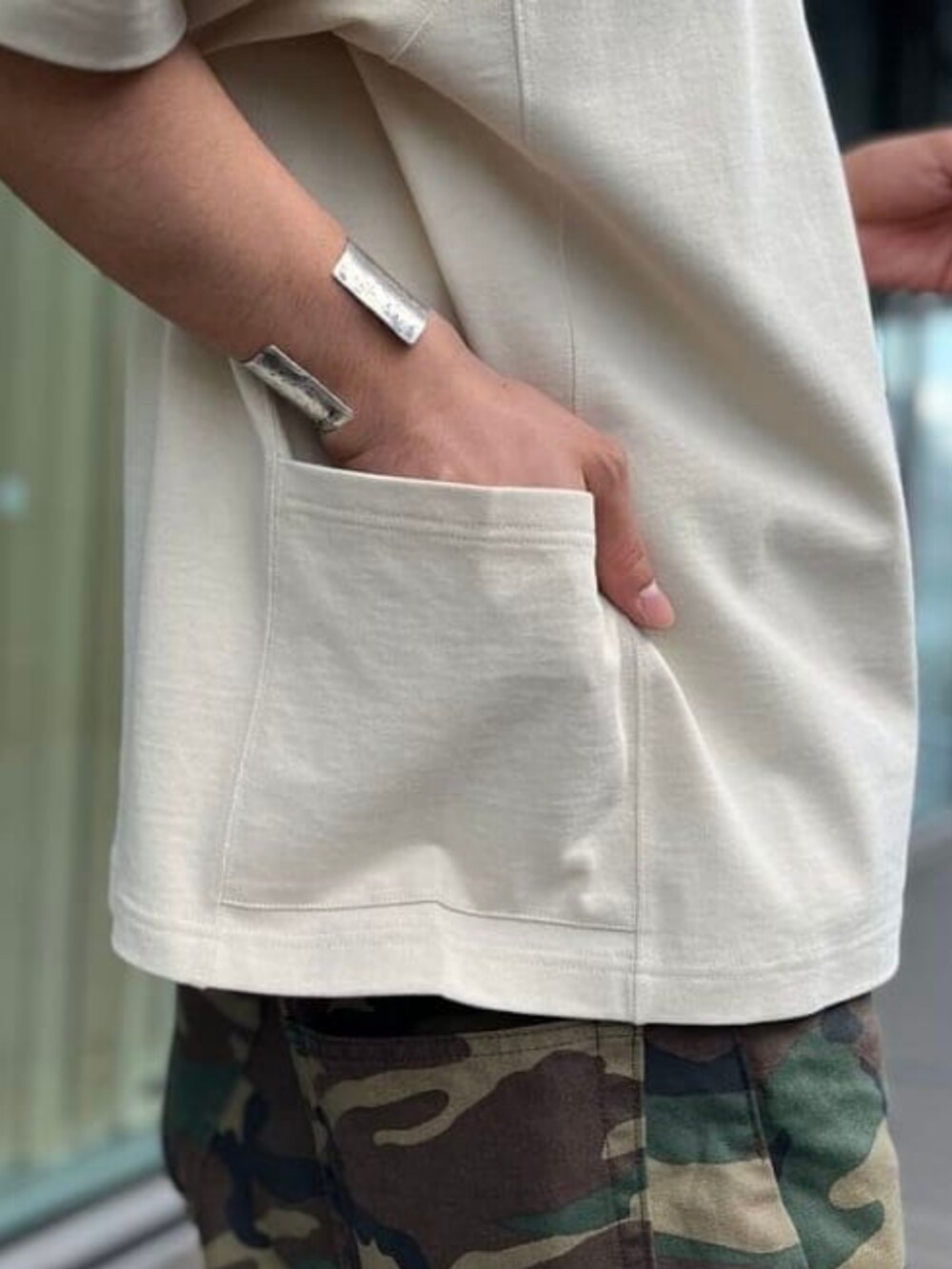 ベージュ系のTシャツ/カットソー、ブラウン系のニットキャップ/ビーニーを着用したメンズの夏コーディネートの3枚目の写真