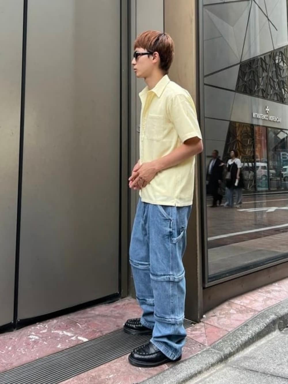 イエロー系のシャツ/ブラウス、ホワイト系のTシャツ/カットソーを着用したメンズの夏コーディネートの3枚目の写真