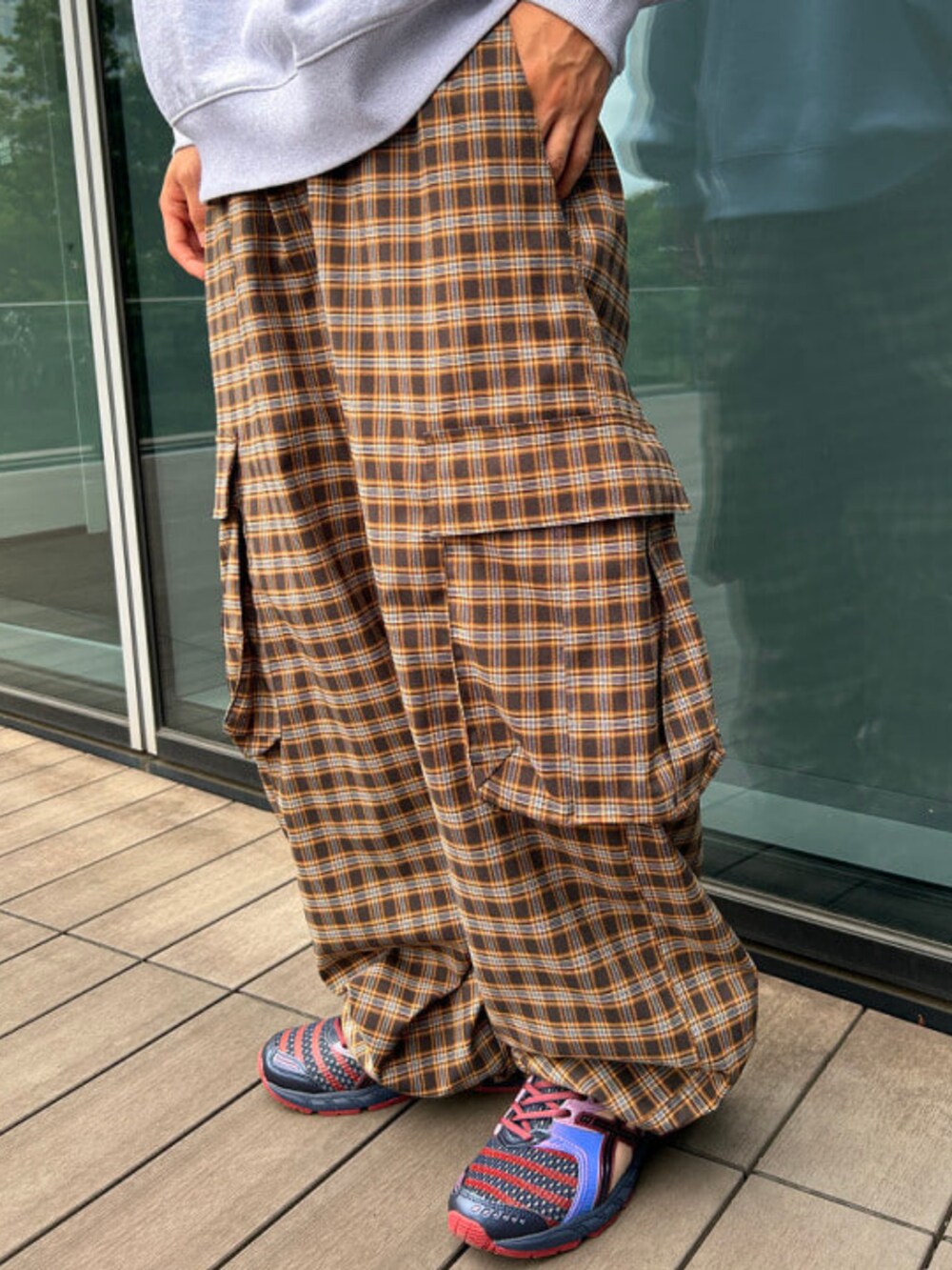 ブラウン系のその他パンツ、グレー系のスウェットを着用したメンズの夏コーディネートの3枚目の写真