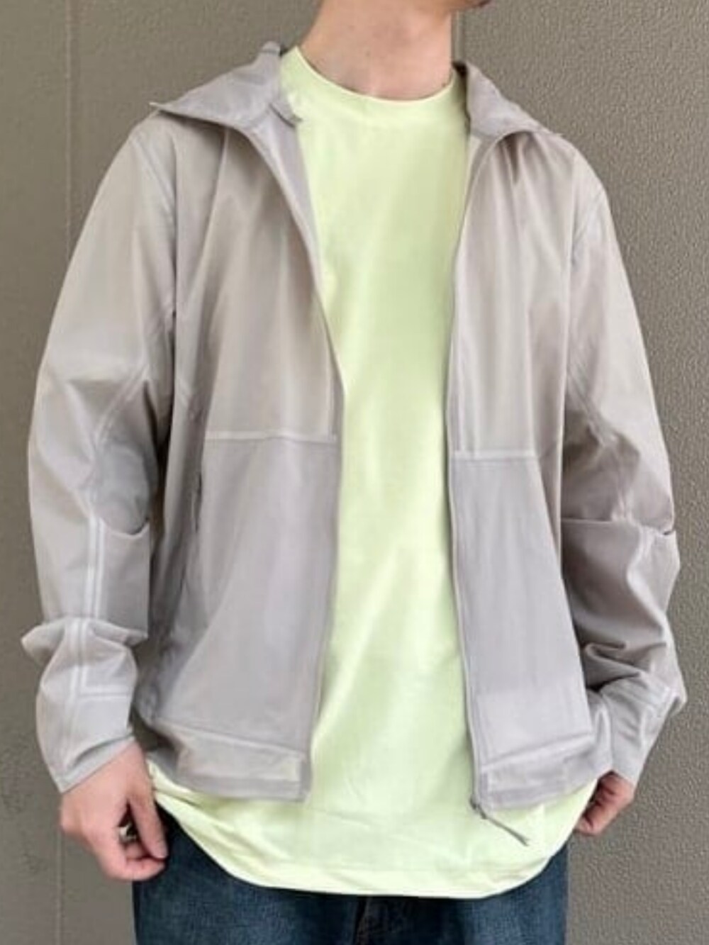 イエロー系のTシャツ/カットソーを着用したメンズの春コーディネートの3枚目の写真