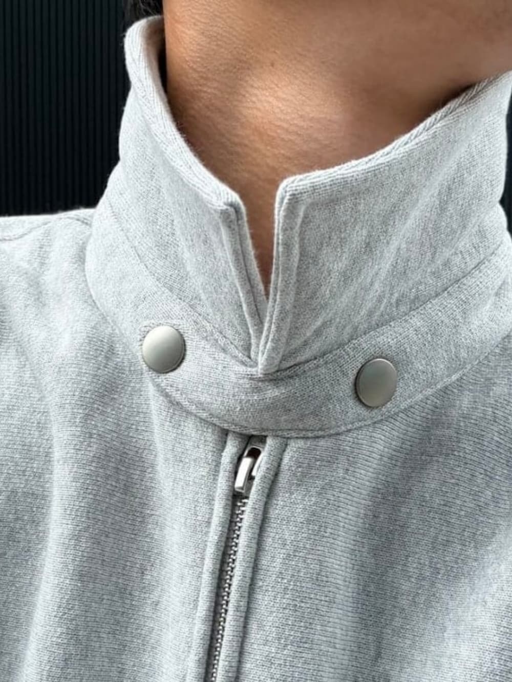 グレー系のブルゾンを着用したメンズの秋コーディネートの2枚目の写真