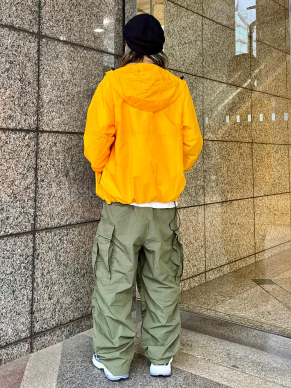 グリーン系のカーゴパンツ、ホワイト系のTシャツ/カットソー、イエロー系のブルゾンを着用したメンズの秋コーディネートの4枚目の写真