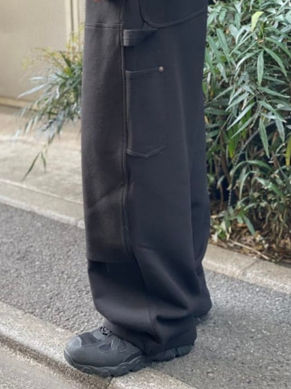 ブラック系のスウェットパンツ、ブラック系のTシャツ/カットソーを着用したメンズの夏コーディネートの3枚目の写真