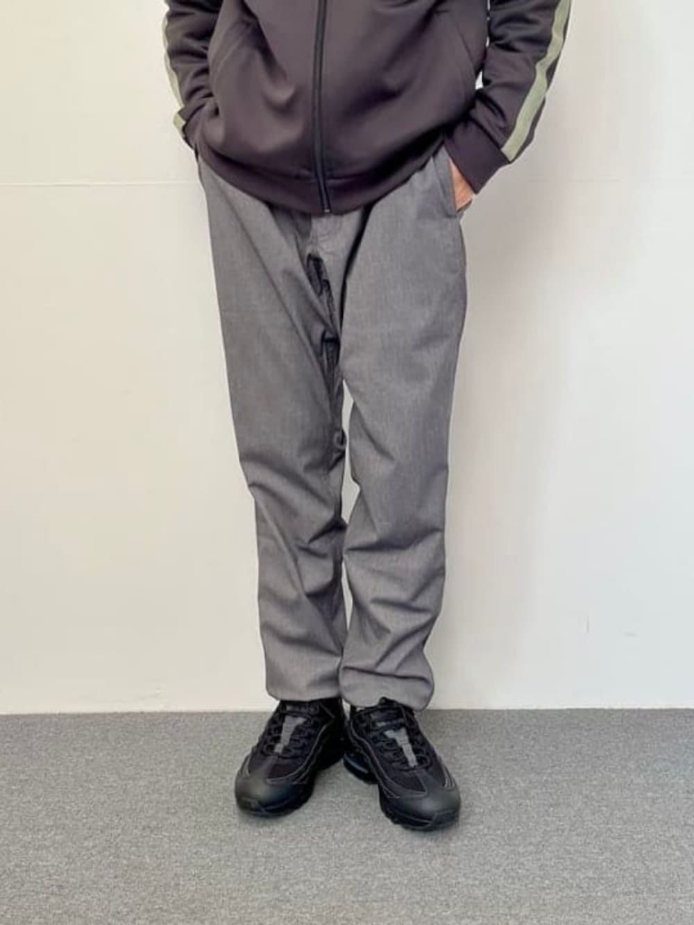 グレー系のその他パンツ、グレー系のジャージを着用したメンズの春コーディネートの2枚目の写真
