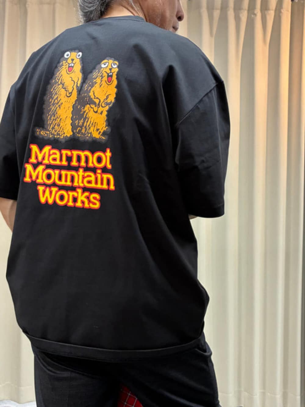 ブラック系のローファー、ブラック系のTシャツ/カットソーを着用したメンズの春コーディネートの2枚目の写真
