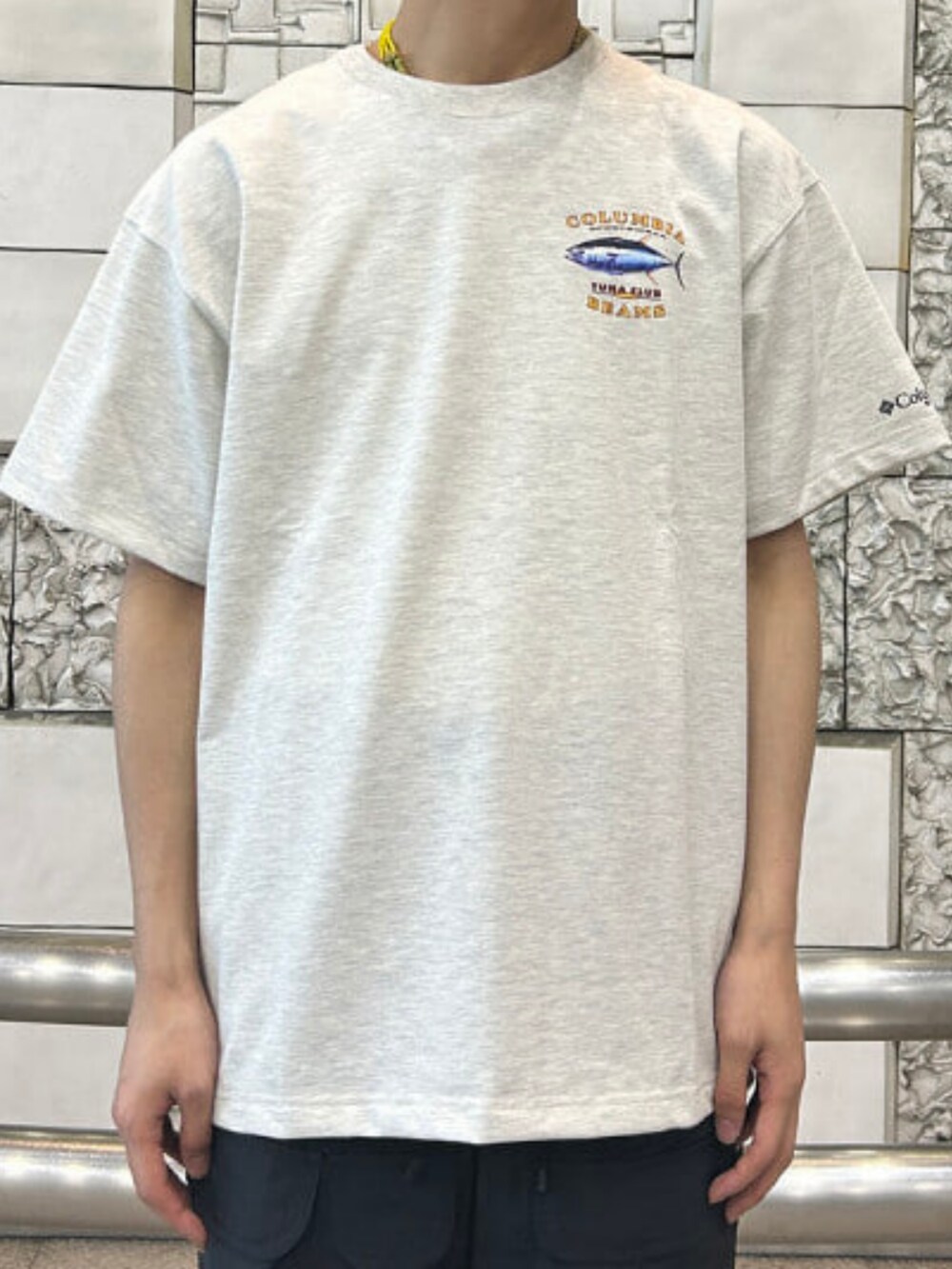 ブラック系のブルゾン、ブラック系のその他パンツ、シルバー系のTシャツ/カットソーを着用したメンズの春コーディネートの5枚目の写真