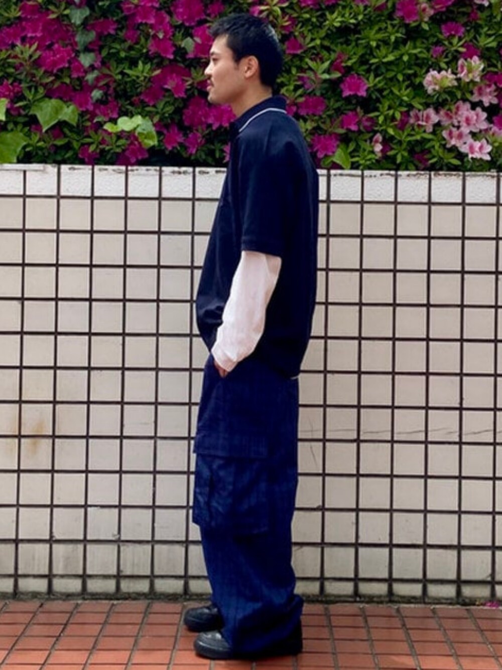 ブルー系のポロシャツ、ブルー系のカーゴパンツを着用したメンズの春コーディネートの2枚目の写真