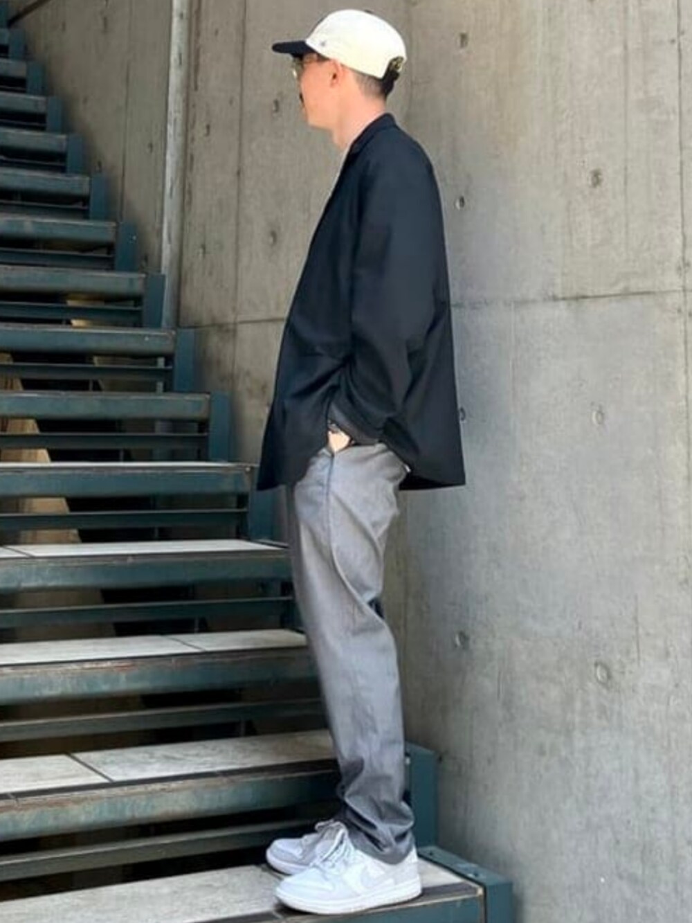 グレー系のその他パンツ、ベージュ系のTシャツ/カットソー、ブラック系のテーラードジャケットを着用したメンズの夏コーディネートの2枚目の写真