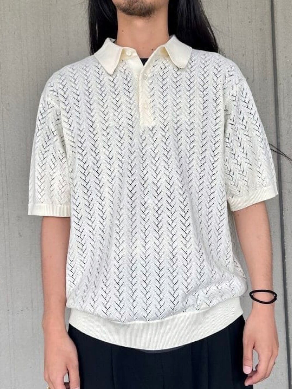 ホワイト系のポロシャツ、ブラック系のその他パンツを着用したメンズの夏コーディネートの2枚目の写真