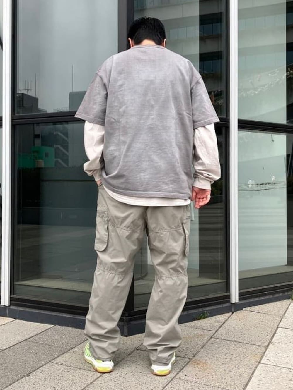 グレー系のTシャツ/カットソー、グリーン系のその他パンツを着用したメンズの春コーディネートの5枚目の写真