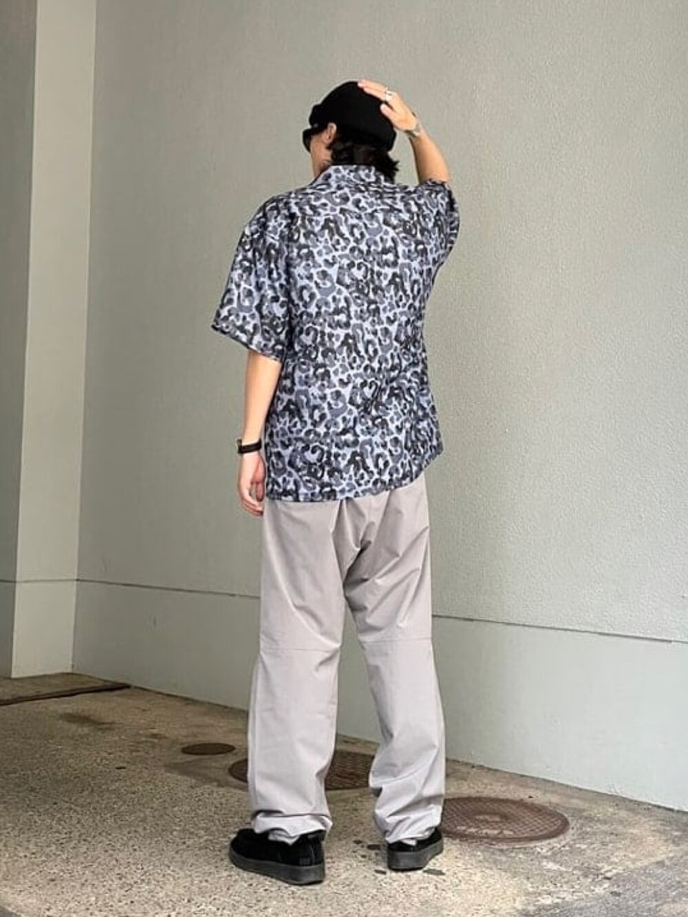 ブルー系のシャツ/ブラウス、グレー系のその他パンツ、ブラック系のニットキャップ/ビーニーを着用したメンズの夏コーディネートの2枚目の写真