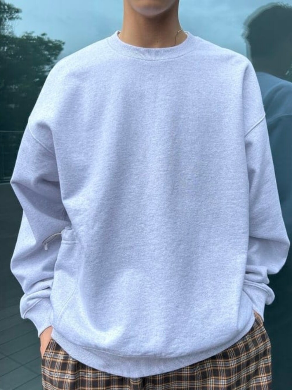 ブラウン系のその他パンツ、グレー系のスウェットを着用したメンズの夏コーディネートの2枚目の写真
