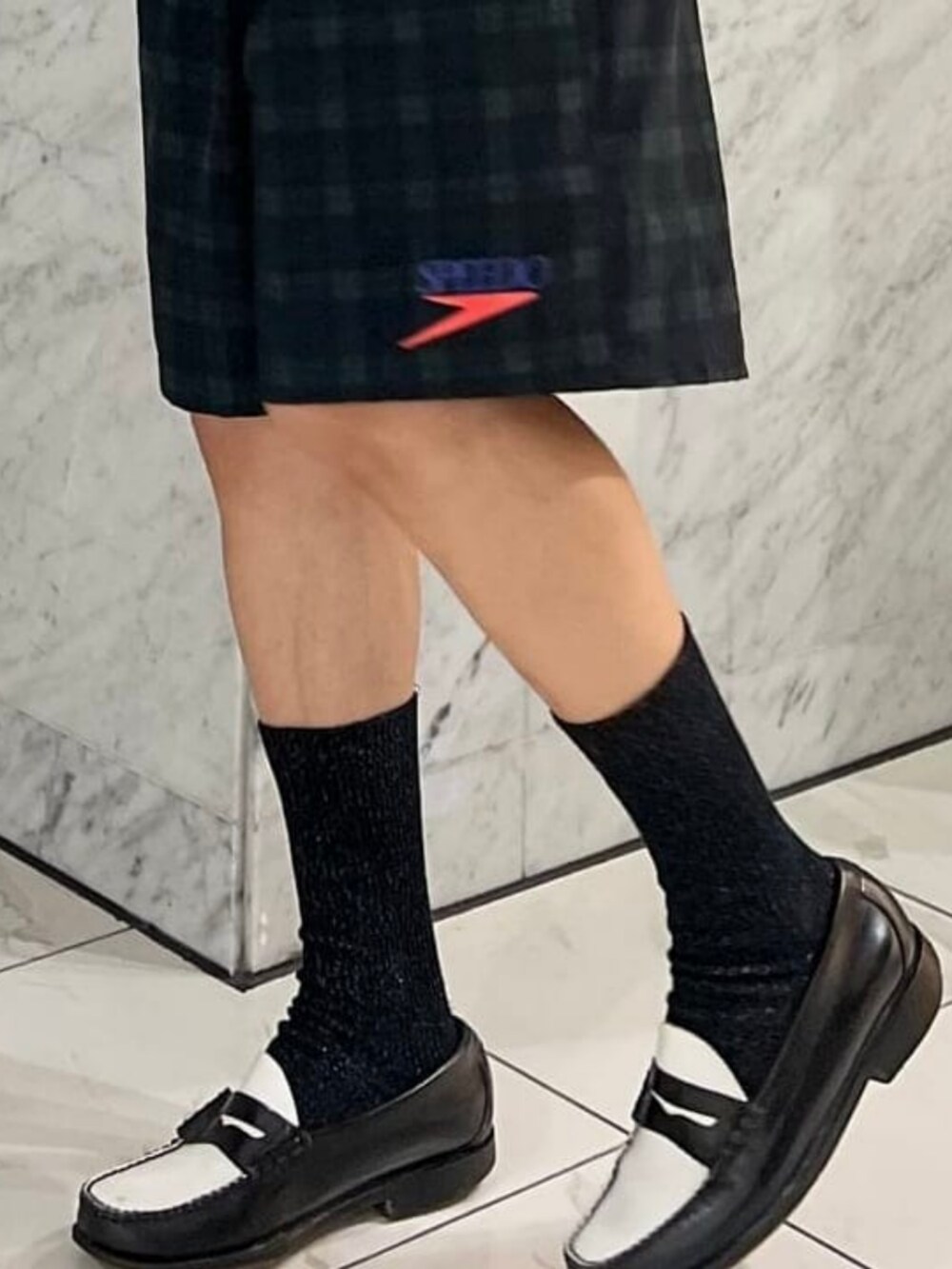 グリーン系のTシャツ/カットソー、その他のその他パンツ、その他のタオルを着用したメンズの夏コーディネートの2枚目の写真