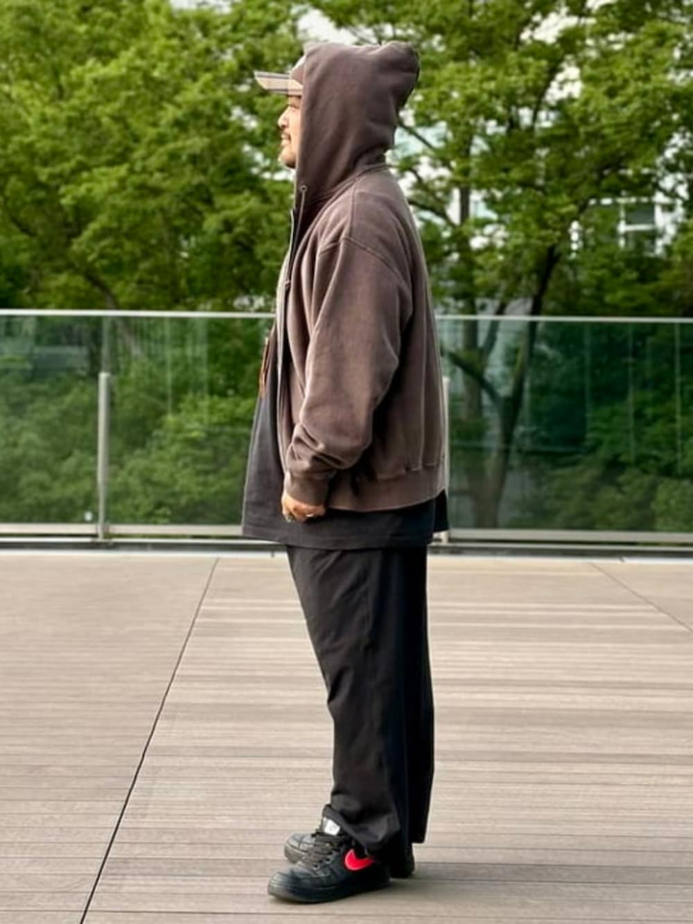 ブラウン系のパーカー、ブラック系のその他パンツ、ブラック系のTシャツ/カットソーを着用したメンズの夏コーディネートの2枚目の写真