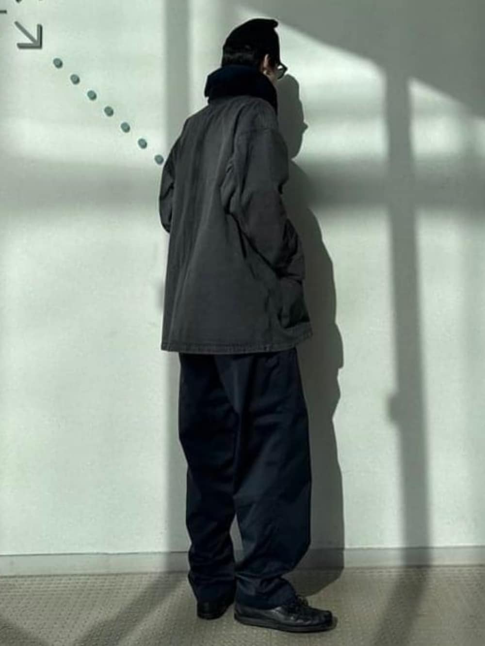 ブラック系のブルゾン、ブラック系のブルゾン、ブラック系のベルトを着用したメンズの春コーディネートの2枚目の写真