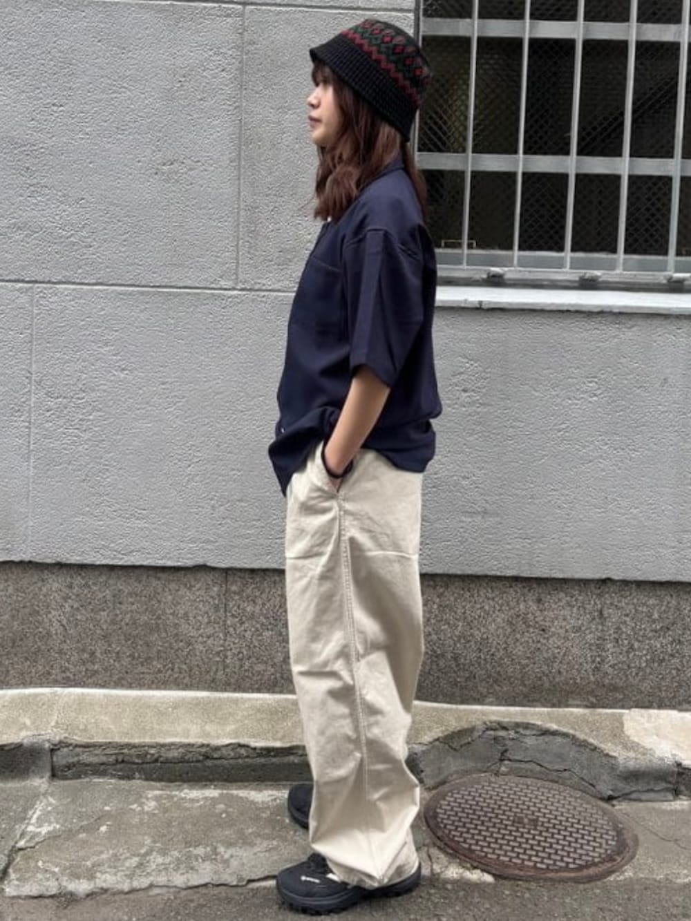 ホワイト系のその他パンツ、ブルー系のシャツ/ブラウス、ブラック系のハットを着用したメンズの夏コーディネートの2枚目の写真