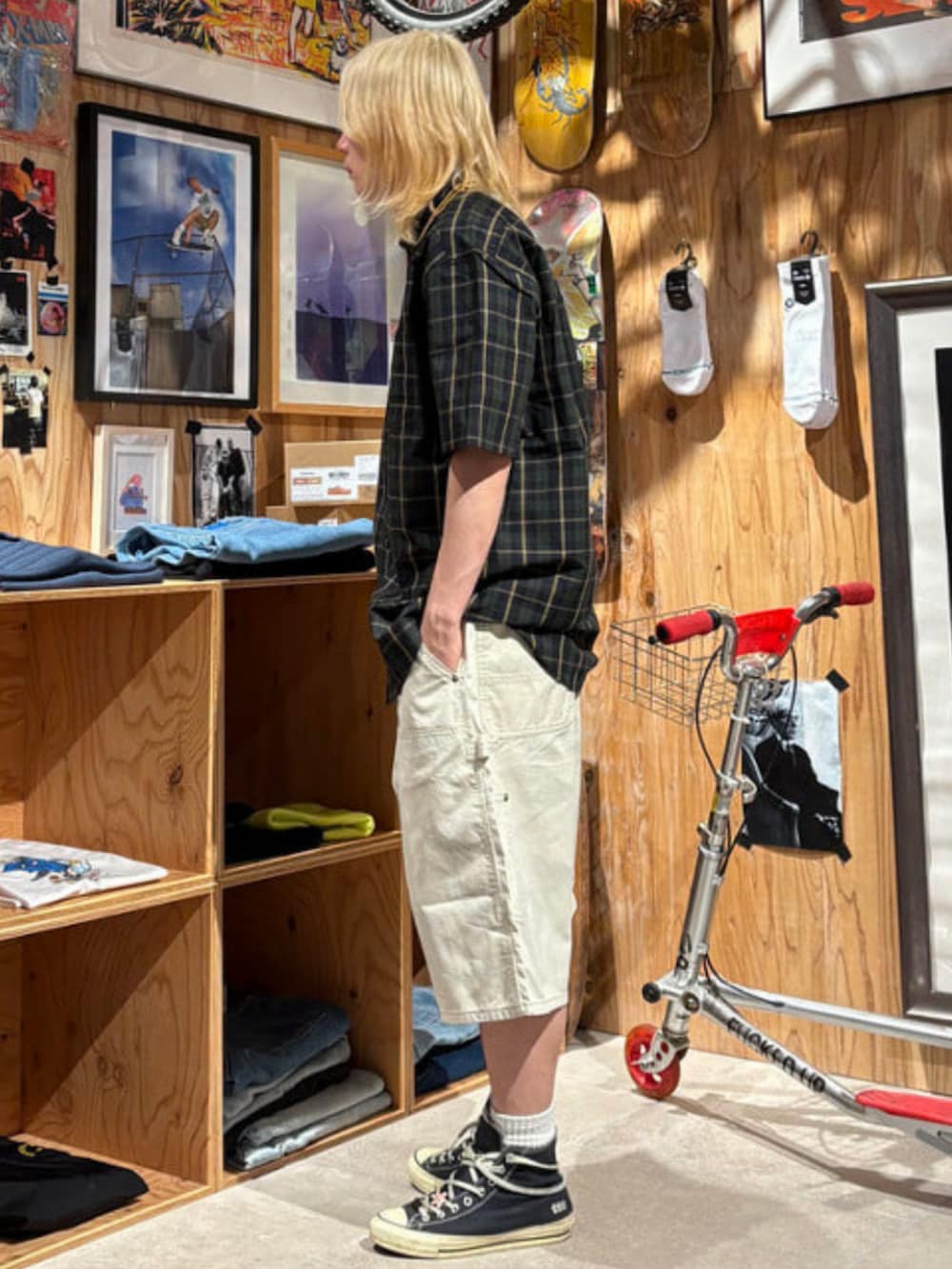 ベージュ系のその他パンツ、ブルー系のシャツ/ブラウスを着用したメンズの春コーディネートの2枚目の写真