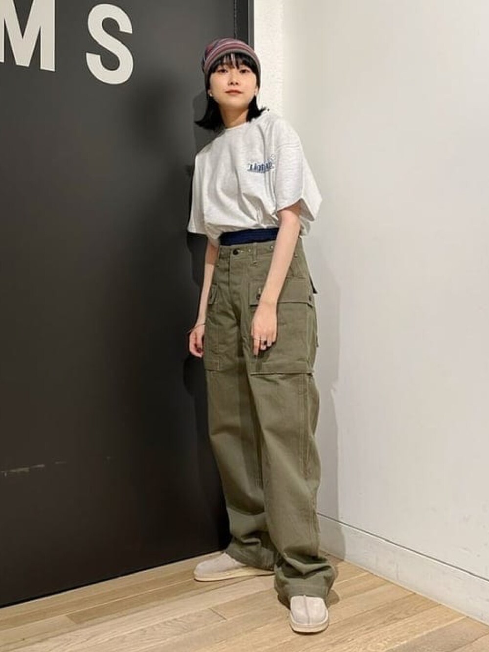 グレー系のTシャツ/カットソー、ブラウン系のハットを着用したレディースの春コーディネートの2枚目の写真