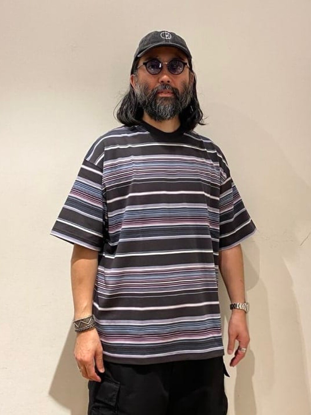 ブラック系のTシャツ/カットソー、ブラック系のカーゴパンツ、ブラック系のサングラスを着用したメンズの夏コーディネートの2枚目の写真