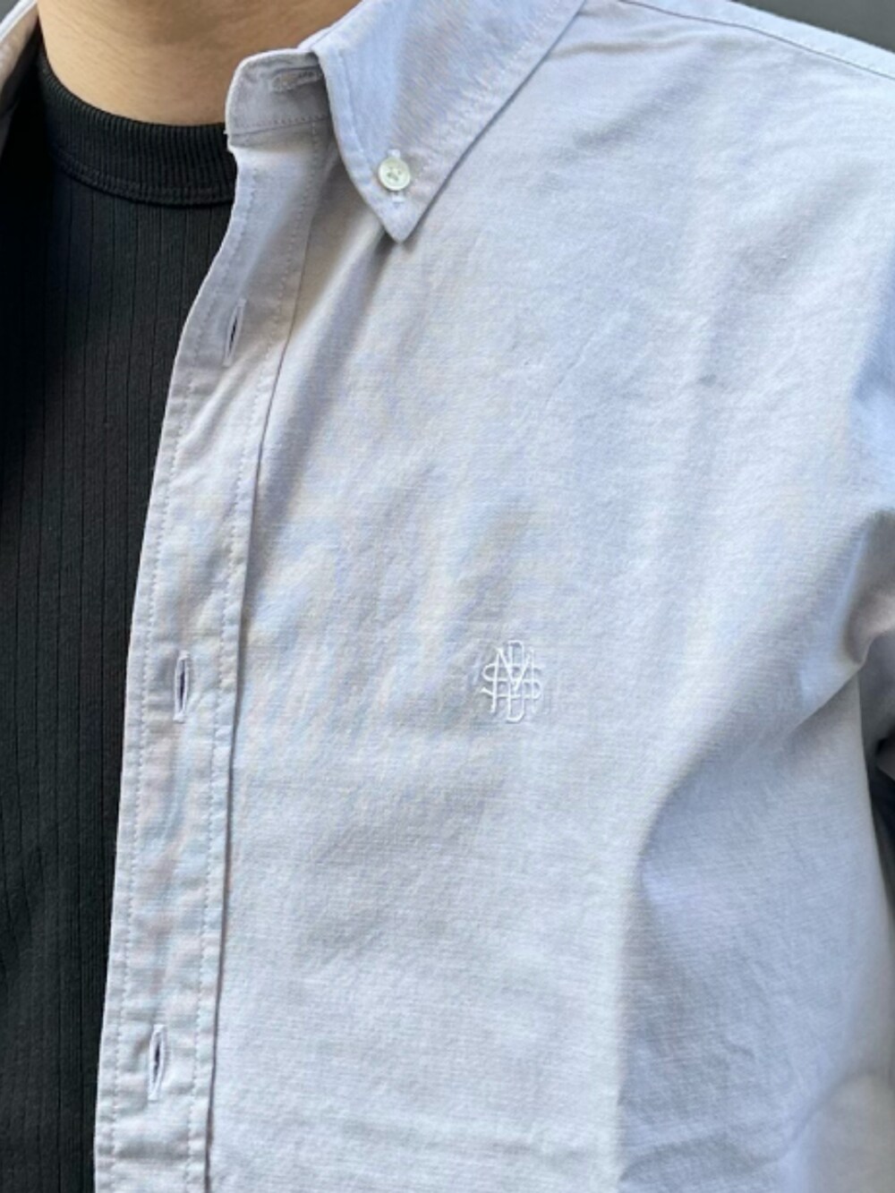 グレー系のシャツ/ブラウス、ブラック系のその他パンツ、ブラック系のTシャツ/カットソーを着用したメンズの春コーディネートの3枚目の写真