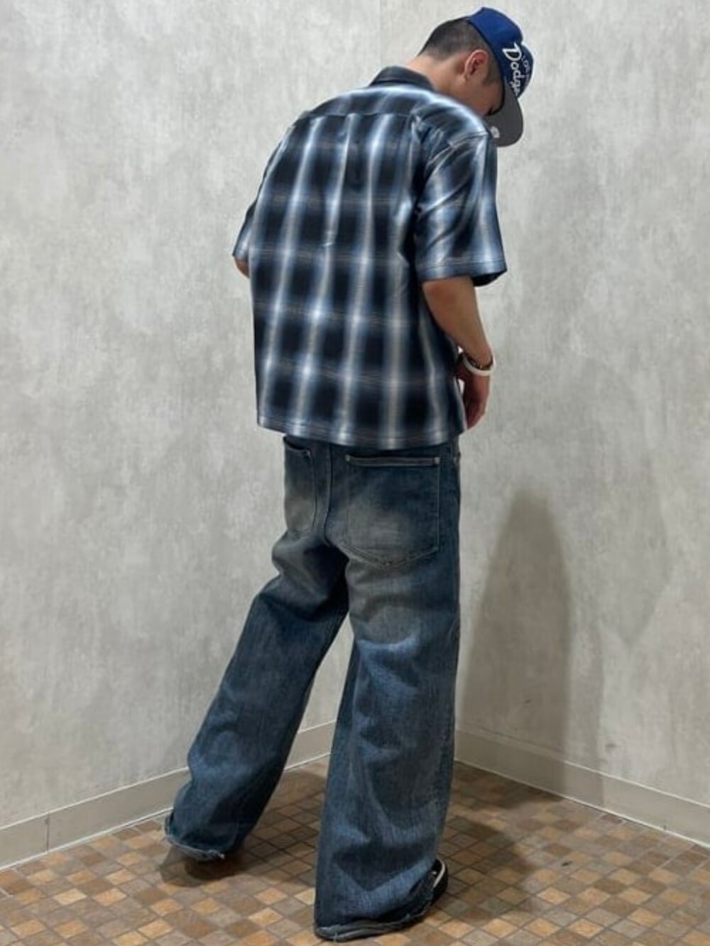 ブルー系のシャツ/ブラウス、ブルー系のキャップを着用したメンズの春コーディネートの2枚目の写真